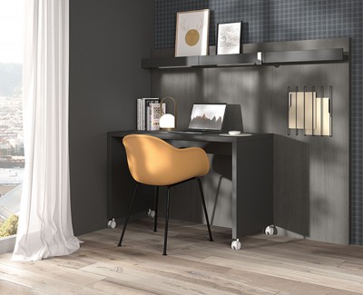 Desk with castors and panels with magazine shelves and elastic shelves